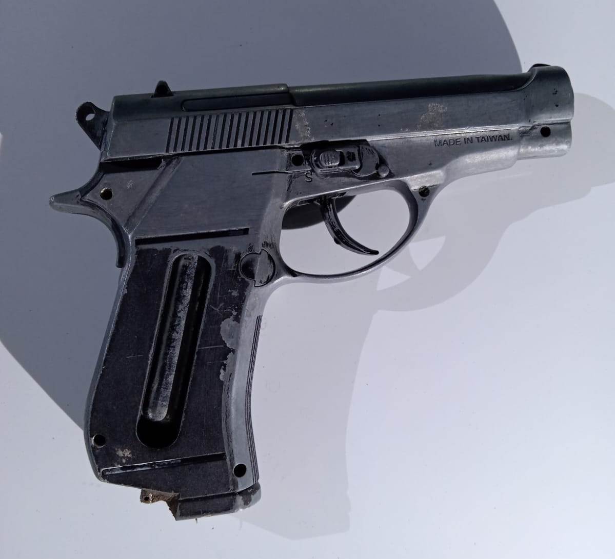 Luego de presuntamente asaltar con un arma tipo réplica a una pareja de jóvenes, un menor de edad fue detenido por oficiales de la Policía de Monterrey, ayer en la Colonia Argentina.