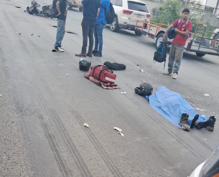 Un motociclista murió luego de ser chocar con un tráilery caer a su paso, ayer en el Libramiento Noroeste, municipio de Escobedo.