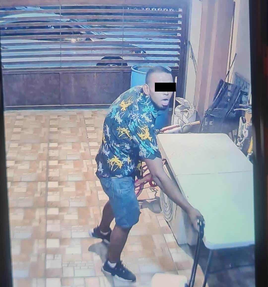 Un hombre fue detenido por oficiales de la Policía de Monterrey, al presuntamente encontrarle cuatro bolsas de plástico con hierba verde similar a la mariguana, mientras realizaba una necesidad fisiológica, además es investigado por robos a casa-habitación.