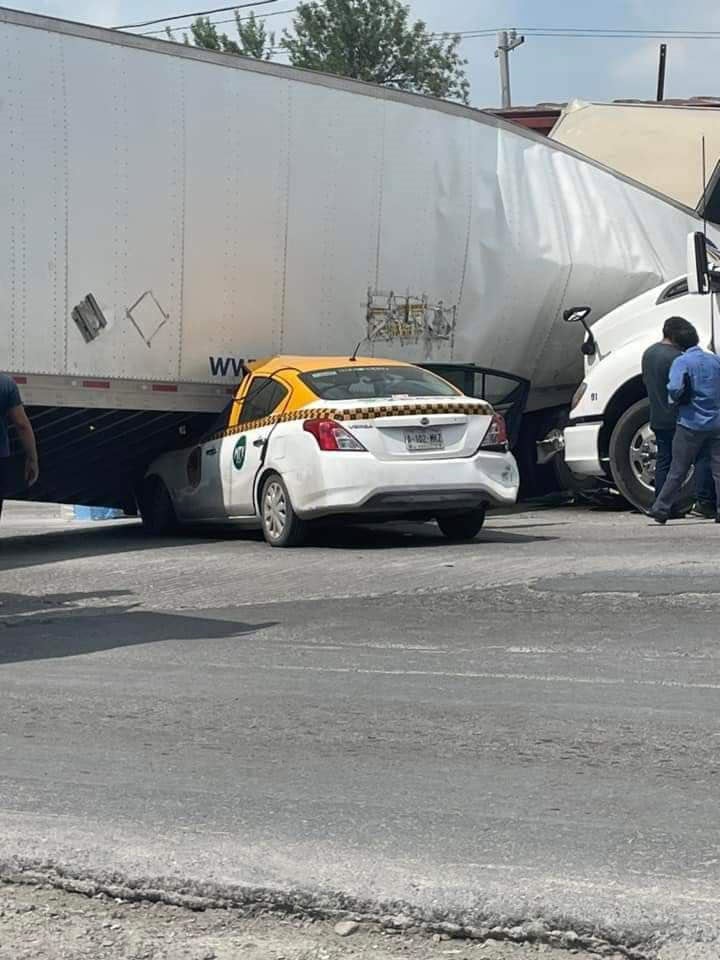 Untrailero intentó ganarle el paso al ferrocarril, y terminó siendo impactado y proyectado contra un automóvil de alquiler, en el municipio de García.