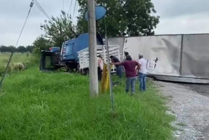 Ocasiona volcadura caos vial