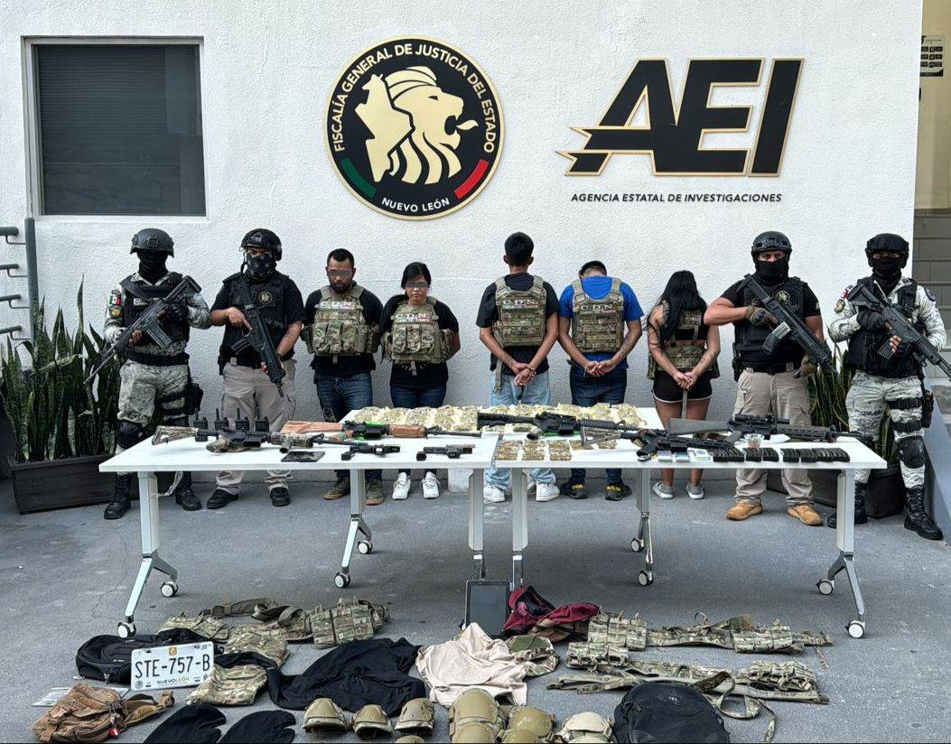 Tres menores y dos adultos armados, presuntos integrantes de un grupo criminal, y quienes portaban droga y equipo táctico, fueron arrestados por elementos de Sub Dirección de Homicidios de la Agencia Estatal de Investigaciones tras un operativo en conjunto con la Guardia Nacional, en el municipio de Escobedo.