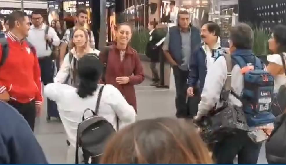 Sheinbaum toma vuelo comercial para cuarta gira con AMLO Sheinbaum toma vuelo comercial para cuarta gira con AMLO