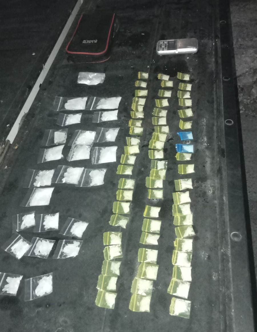 En el momento en que circulaban a bordo de una motocicleta con reporte de robo, una pareja fue detenida por oficiales de la Policía de Monterrey, luego que presuntamente les encontraran en su poder 85 dosis con las características de la droga tipo cristal.Aunque, hasta el momento no existe una denuncia oficial, los puestos de socorro de varios municipios, continuaron el operativo de búsqueda de un hombre que presuntamente fue arrastrado por la corriente en el municipio de Juárez.
