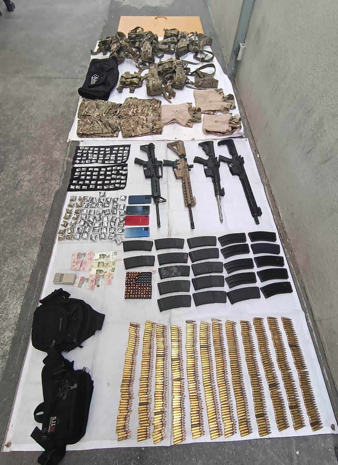 Gracias a trabajos de inteligencia, el Grupo de Coordinación para la Seguridad en Nuevo León, capturó a ocho personas con armas de alto calibre y drogas, en la colonia Bosques de la Estanzuela-Villas La Rioja al sur de la ciudad.