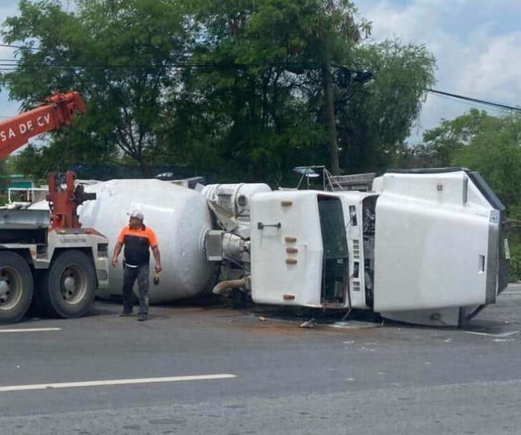 Vuelca trompo cargado de concreto