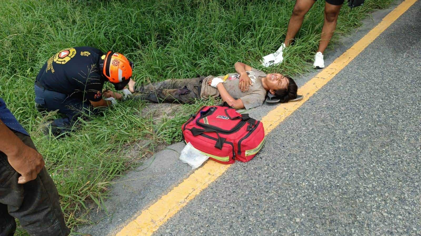 Un motociclista terminó con lesiones de consideración, al derrapar su motocicleta y terminar entre unos matorrales ubicado en el municipio de Allende.