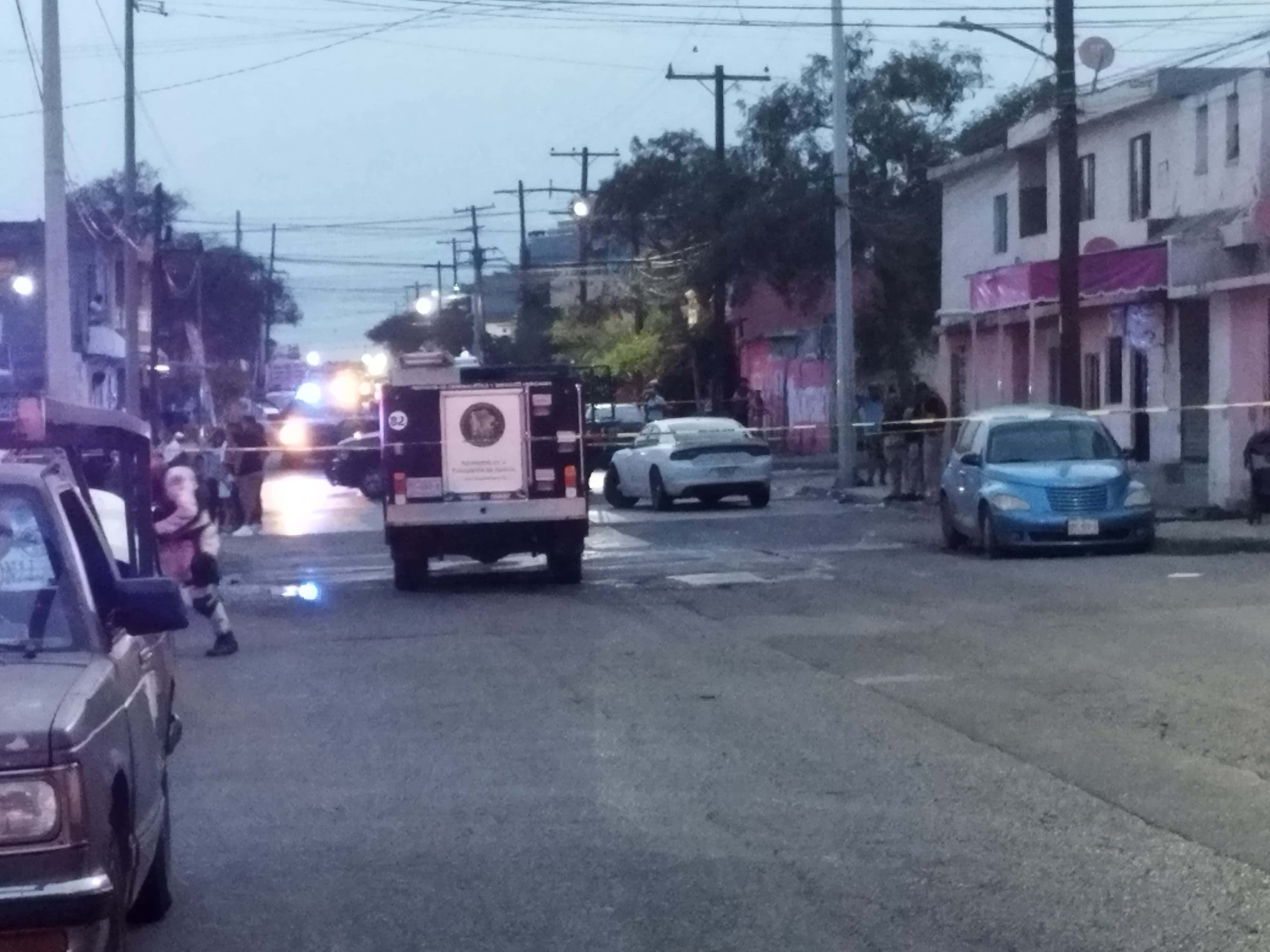 Un hombre que trataba de escapar de la muerte, fue ejecutado a balazos y su cuerpo quedó entre dos vehículos, los agresores se dieron a la fuga al norte de la ciudad.