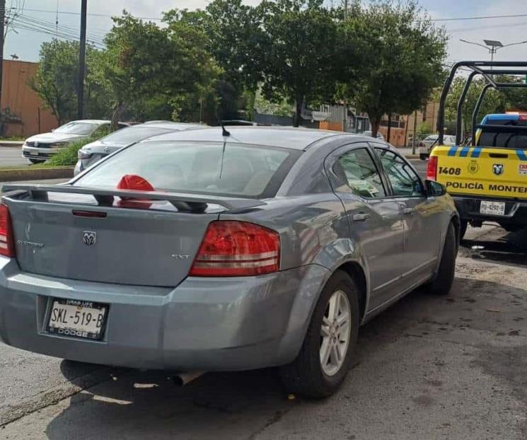 Detienen a dos hombres por ir en carro robado