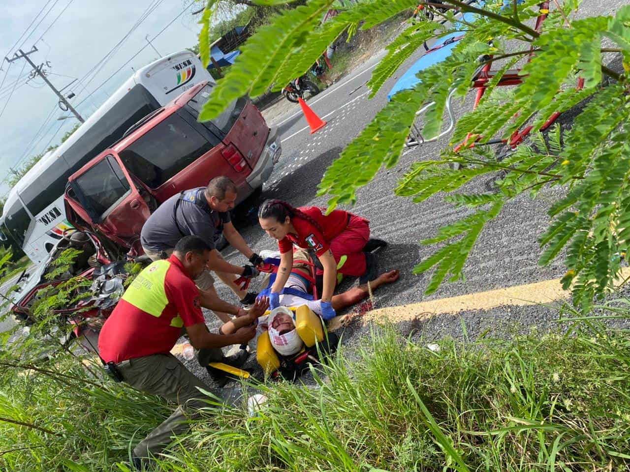 Cinco personas lesionadas fue el saldo que dejó la volcadura de una camioneta en un tramo de la Carretera Nacional en el municipio de Allende, Nuevo León.