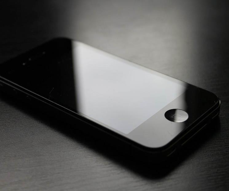 Revelan los riesgos de dormir cerca del celular