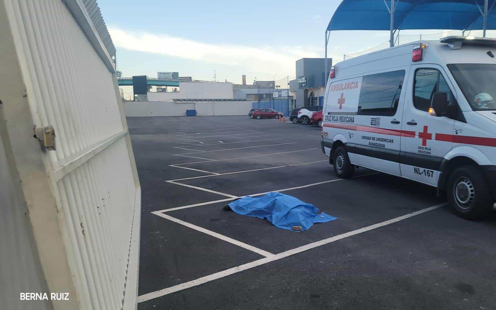 Un guardia de seguridad de la tercera edad falleció luego de que le cayó un portón que se salió de su riel, ayer en una empresa de la Colonia Contry, al sur de Monterrey.