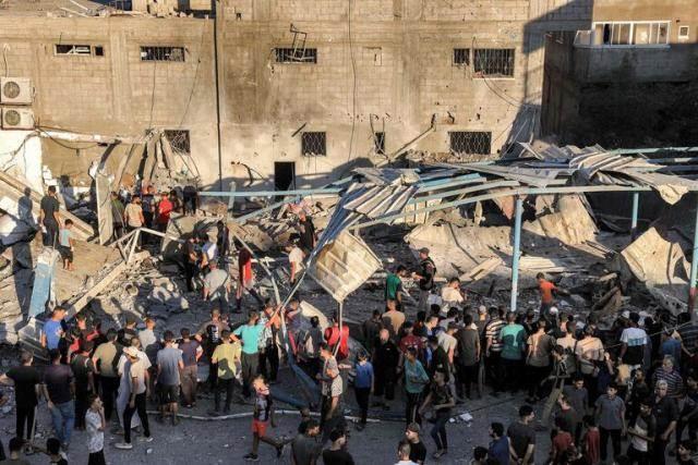 Mueren 16 personas en bombardeo israelí en una escuela en Gaza