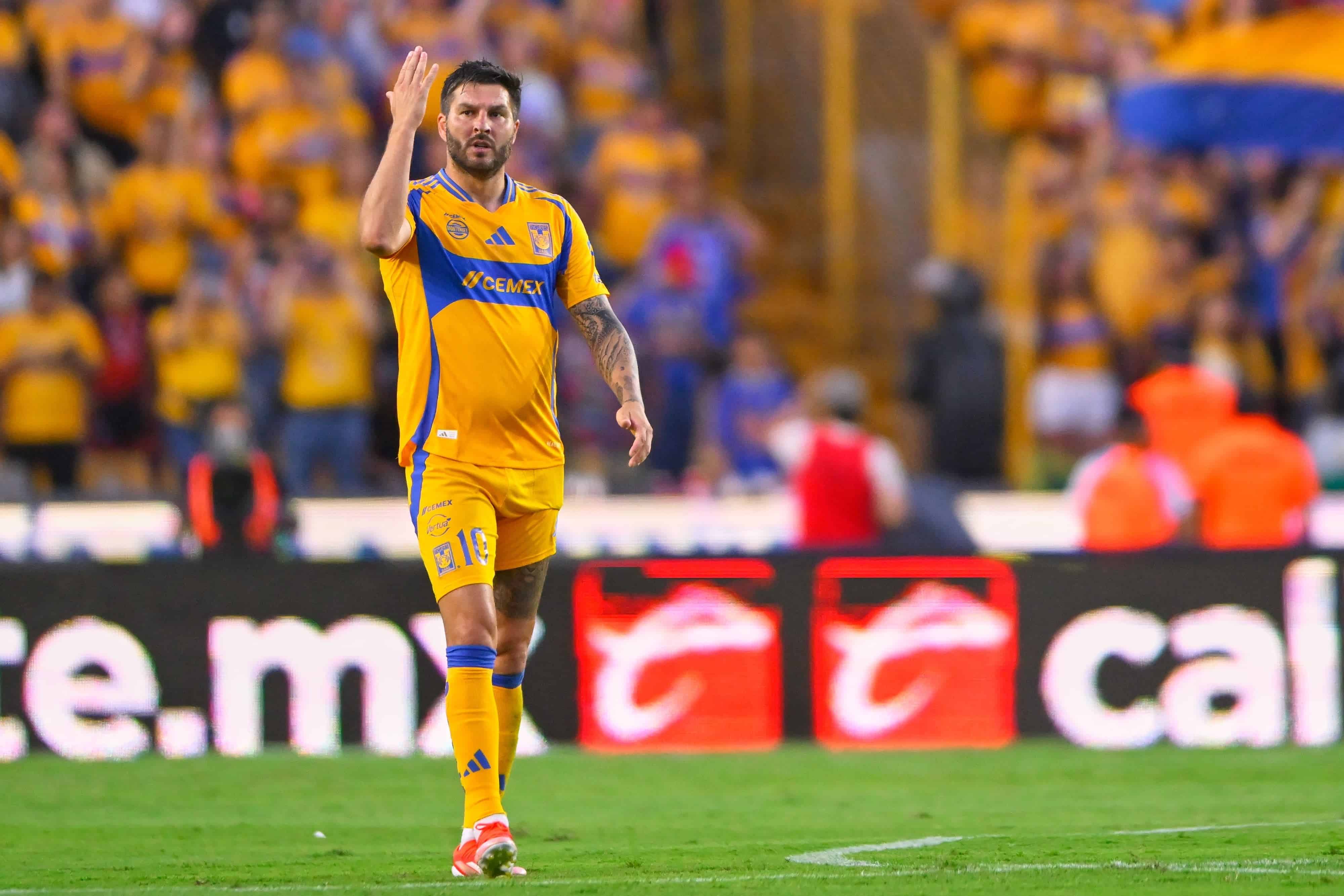 André Pierre Gignac abre el marcador por la vía penal.