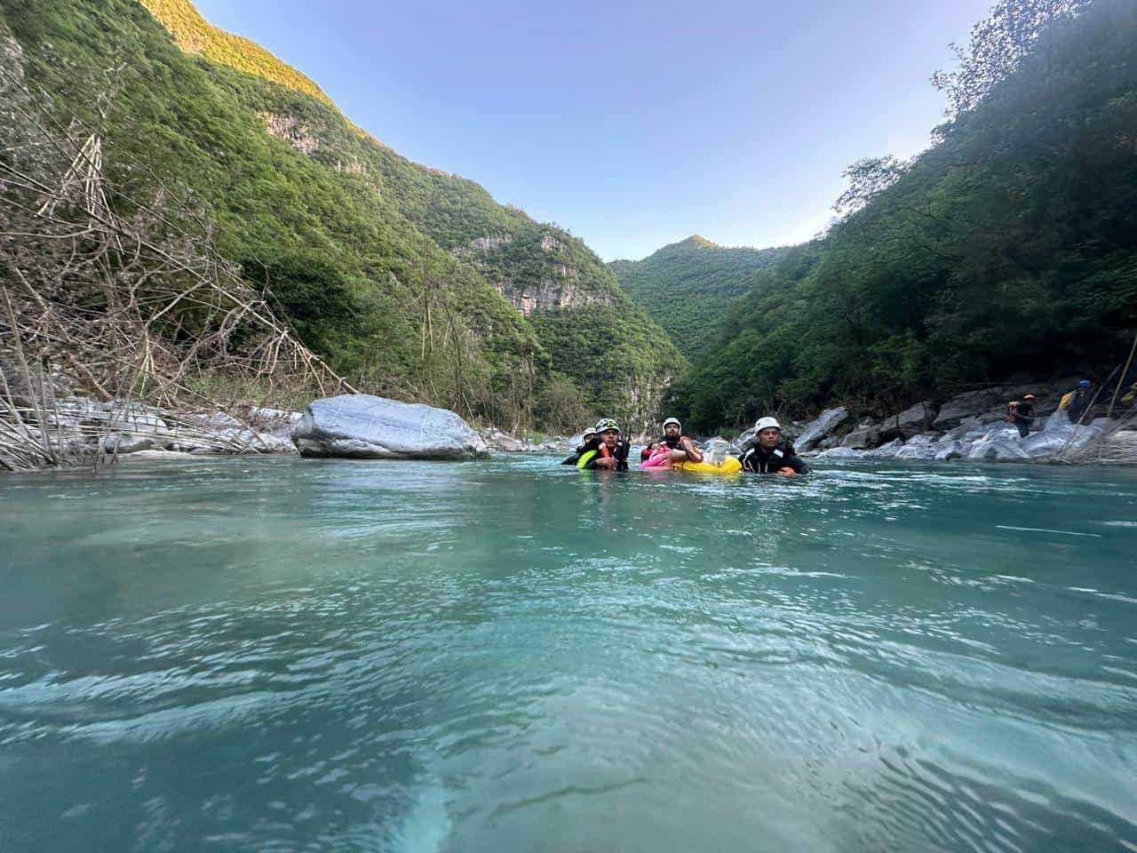 Un grupo de cinco personas, entre ellas una mujer lesionada, atrapados en el Río Ramos por la corriente del agua, fueron rescatadas ayer por elementos de Protección Civil en el municipio de Allende, tras ocho horas de maniobras.