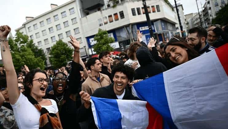 Izquierda frena a ultraderecha y reina incertidumbre en Francia Izquierda frena a ultraderecha y reina incertidumbre en Francia