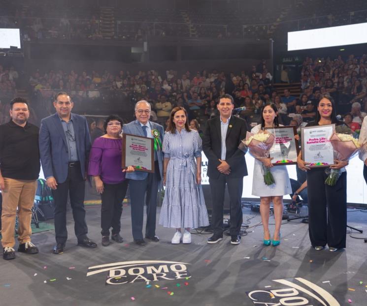 Entrega Cristina Díaz reconocimientos a 424 maestros por su servicio
