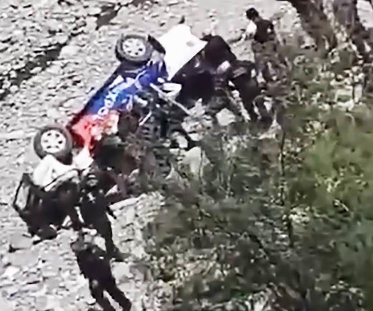 Mueren 3 policías al caer de puente Mueren 3 policías al caer de puente
