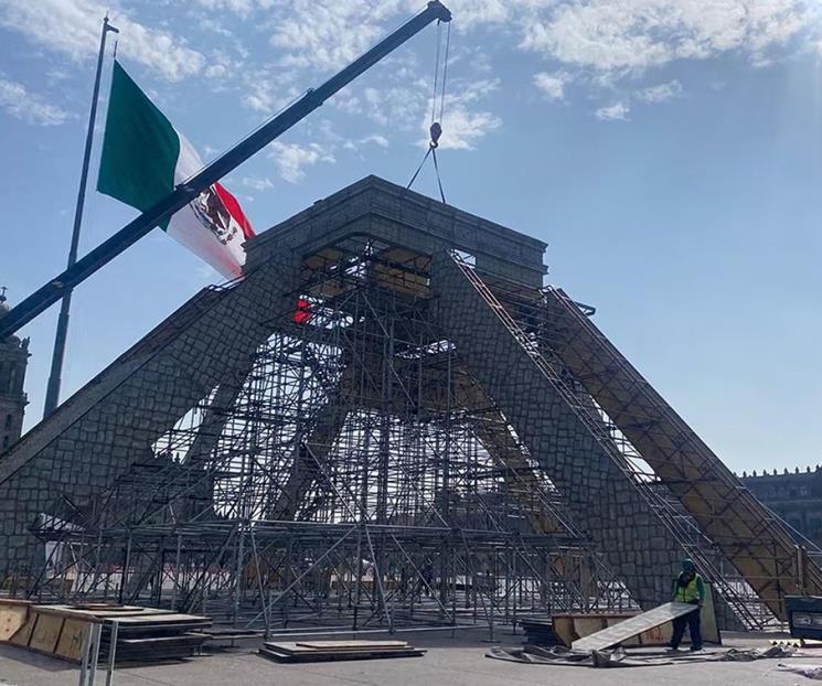 Dan forma a pirámide de Kukulkán en la explanada del Zócalo Dan forma a pirámide de Kukulkán en la explanada del Zócalo