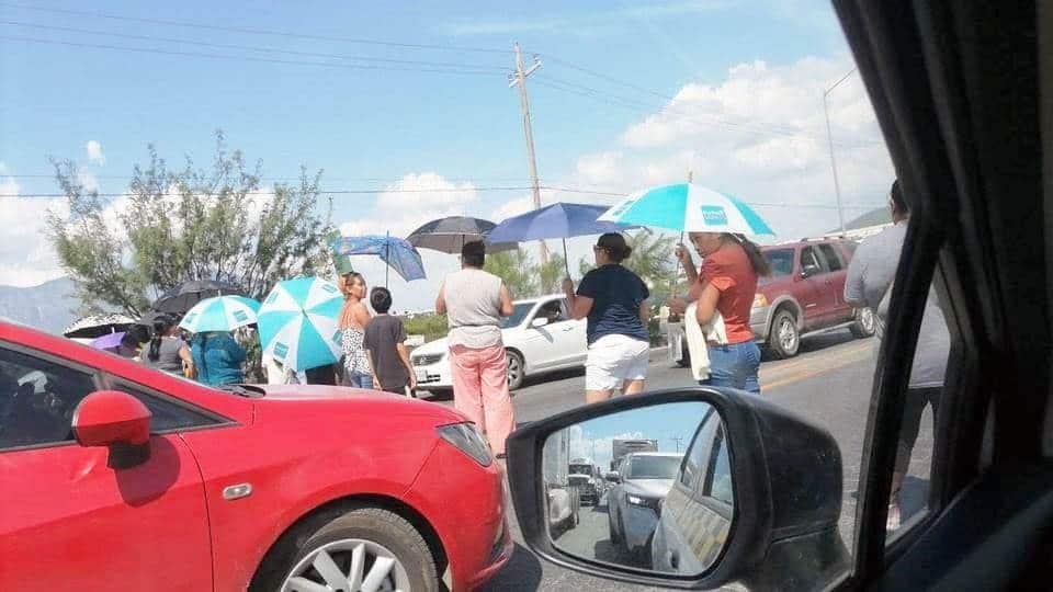 Bloquean vecinos de García avenida por falta de suministro Bloquean vecinos de García avenida por falta de suministro