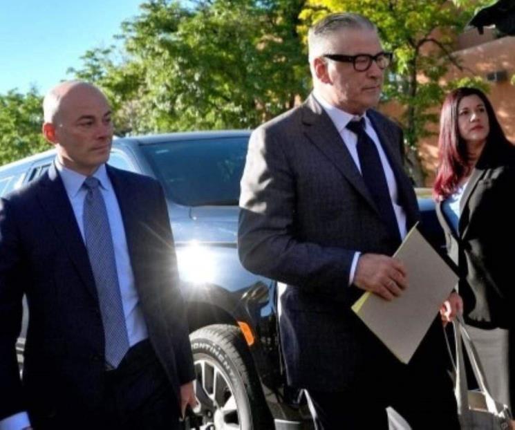 Alec Baldwin asiste a juicio en su contra por caso de Rust