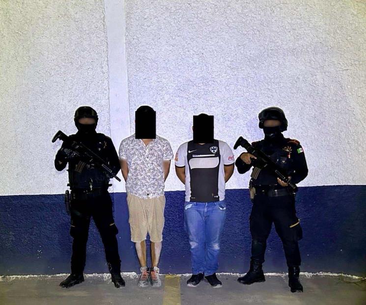 Detienen a dos con arma de fuego