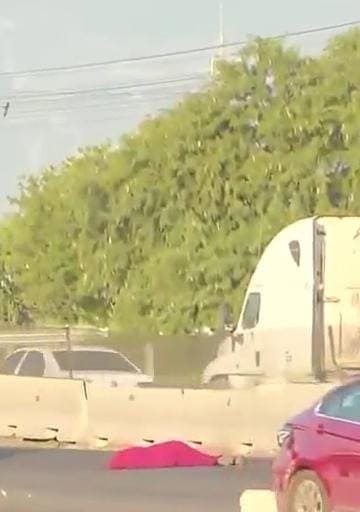 Al intentar cruzar la Carretera a Laredo, un hombre falleció al ser atropellado por un tráiler, ayer cerca del cruce con el Libramiento Noroeste, municipio de Apodaca.