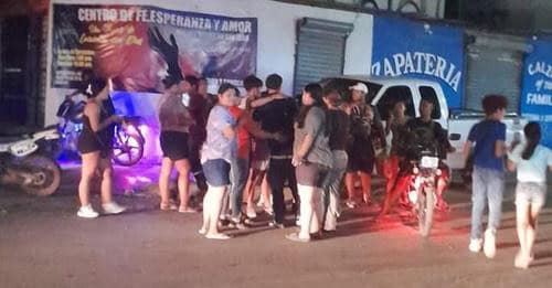 Con una herida en la espalda resultó un menor tras ser agredido por una persona en un mercado rodante, la noche del lunes en el municipio de Benito Juárez, además una joven que lo acompañaba fue lesionada a golpes.