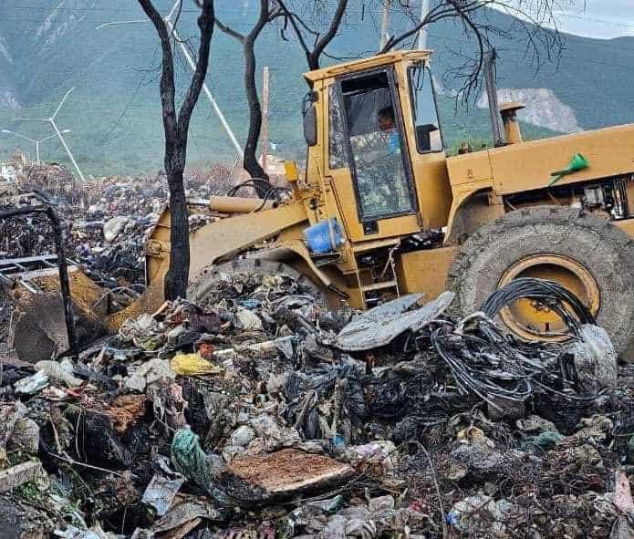 Sigue incendio en planta recicladora Sigue incendio en planta recicladora