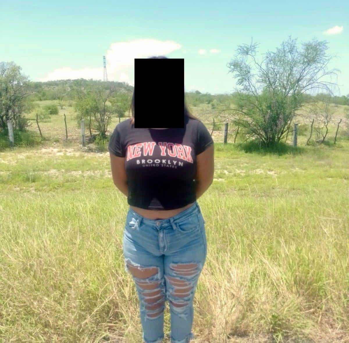 Una joven mujer fue detenida por policías de Fuerza Civil, luego de ser sorprendida trasladando en condiciones inadecuadas a personas migrantes, en Los Ramones.