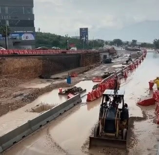 Las torrenciales lluvias que se dejaron sentir la tarde de este miércoles, causaron todo un caos en la zona metropolitana, al reportarse deslaves, autos varados y algunas zonas sin energía eléctrica.