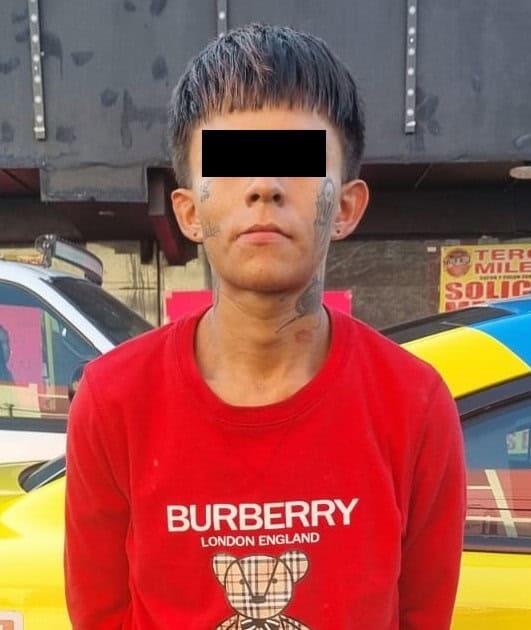 En dos hechos diferentes en el centro de la ciudad, oficiales de la Policía de Monterrey lograron la detención de un par de jóvenes, al ser sorprendidos con distintos envoltorios de hierba verde con las características de la mariguana y de la droga tipo cristal.