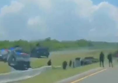 Un elemento de Fuerza Civil sin vida y tres más lesionados, dejó la volcadura de la unidad en que se desplazaban por la Autopista a Reynosa a la altura del municipio de Los Ramones, cuando se dirigían al auxilio de compañeros por situación de riesgo en China, donde se había reportado un enfrentamiento de presuntos delincuentes con la policía, derivado de un operativo en el área.