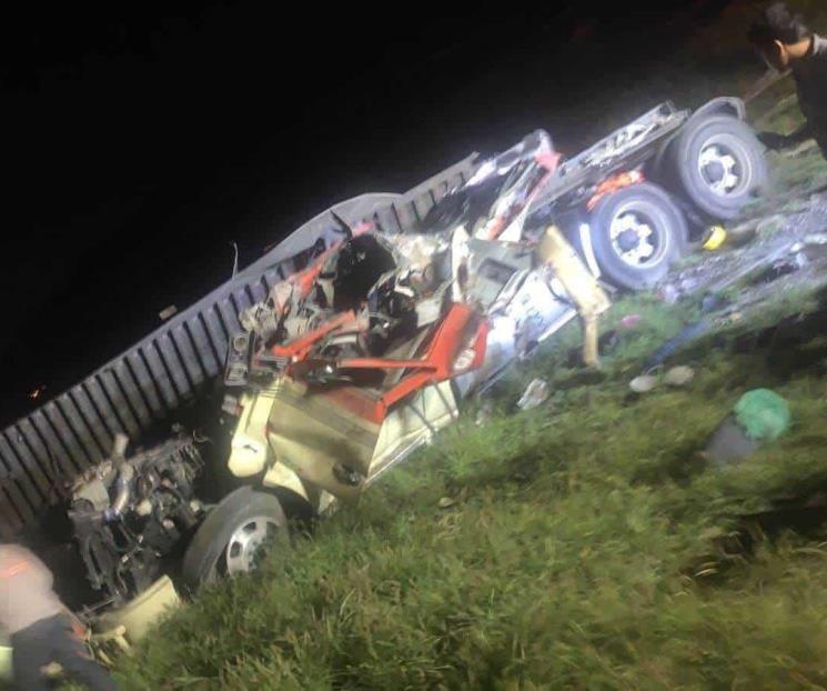 Vuelca tráiler y queda grave Vuelca tráiler y queda grave