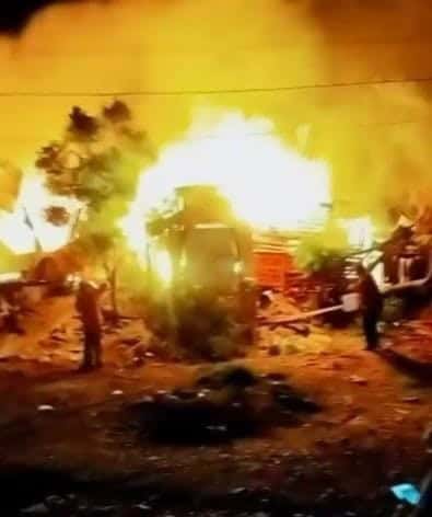 Un domicilio de la Colonia Cima de las Mitras fue consumido por las llamas ayer, en Santa Catarina, donde dos hermanas y el hijo de una de ellas, quienes habitan en el lugar y alcanzaron a salir a tiempo luego de ser despertados por el fuego.