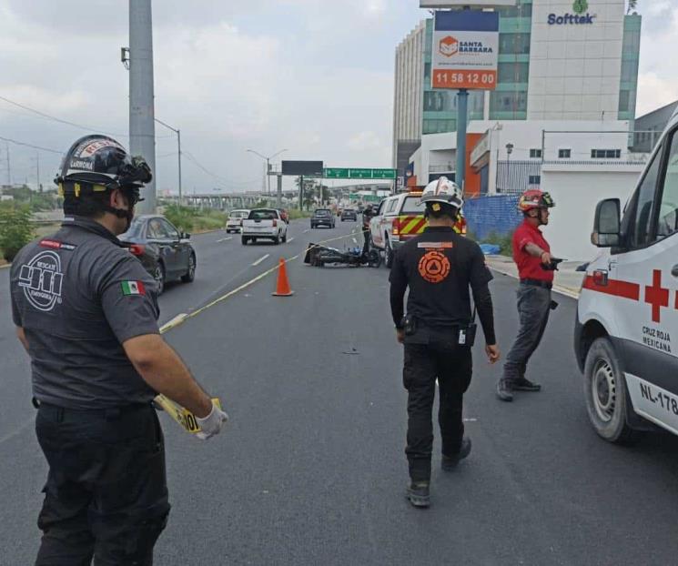 Muere motociclista al estrellarse contra señal vial en Monterrey Muere motociclista al estrellarse contra señal vial en Monterrey