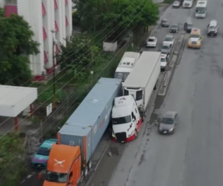 Se atora tráiler en alcantarilla en la Carretera a Laredo