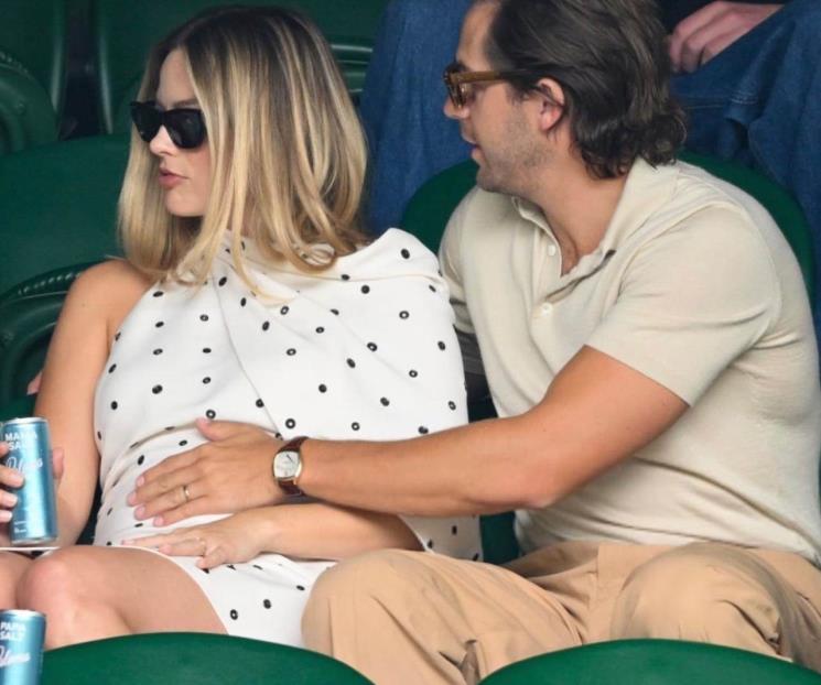 Muestra Margot Robbie su embarazo en Wimbledon Muestra Margot Robbie su embarazo en Wimbledon