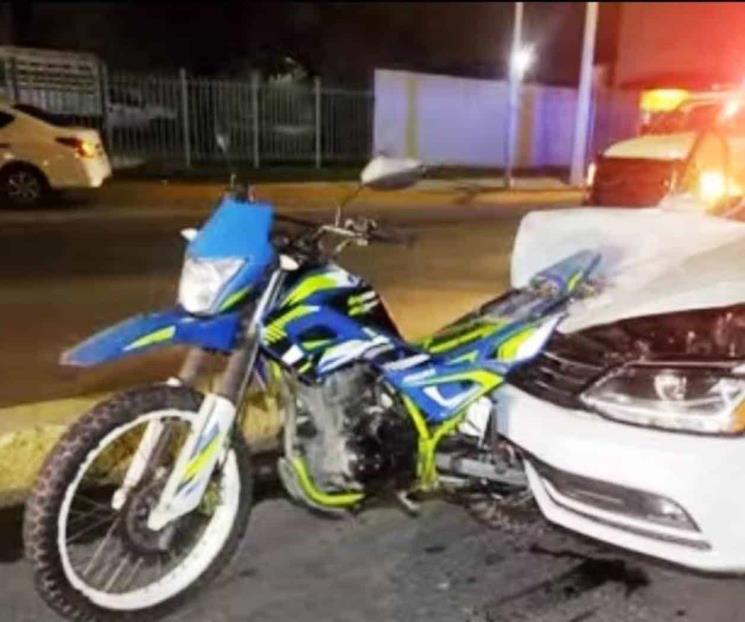Queda pareja grave tras ser impactada su moto