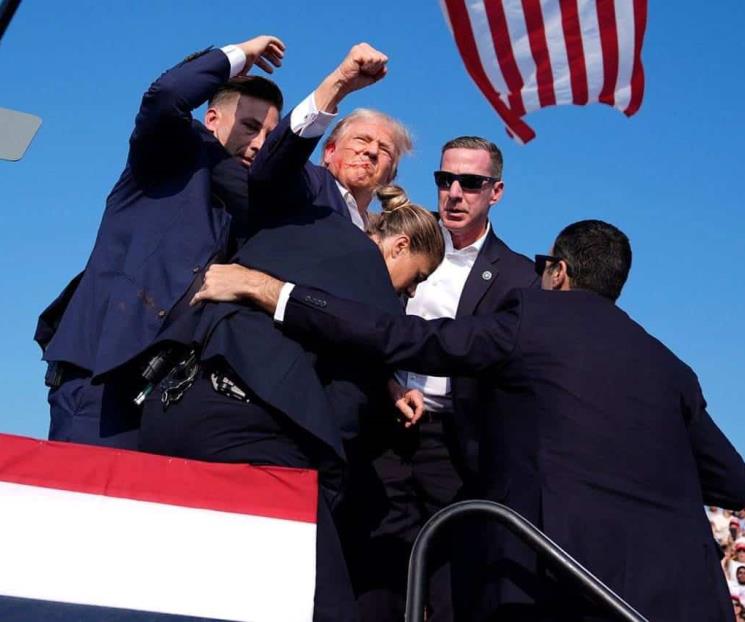 Momento en el que bala alcanza la oreja de Donald Trump