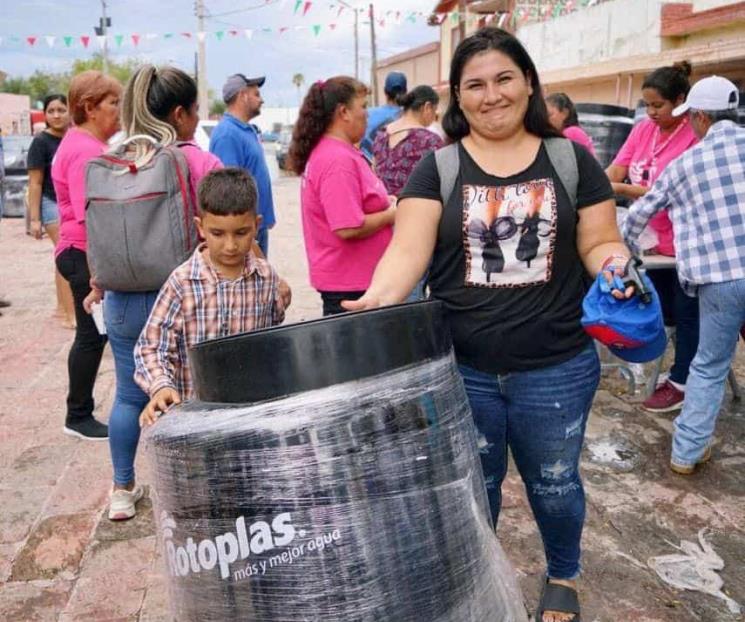 Distribuye AyD tinacos a familias de zonas con problema de abasto