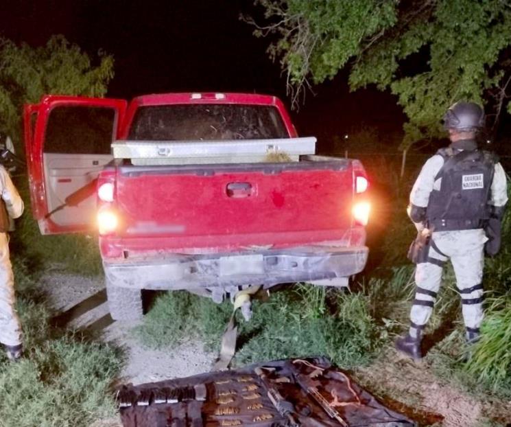 Aseguran arsenal en camioneta abandonada en Los Ramones