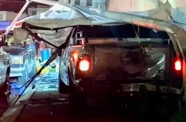 Arrolla conductor a varias personas en puesto de comidas
