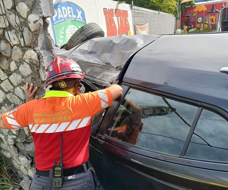 Vuelca conductora y resulta lesionada