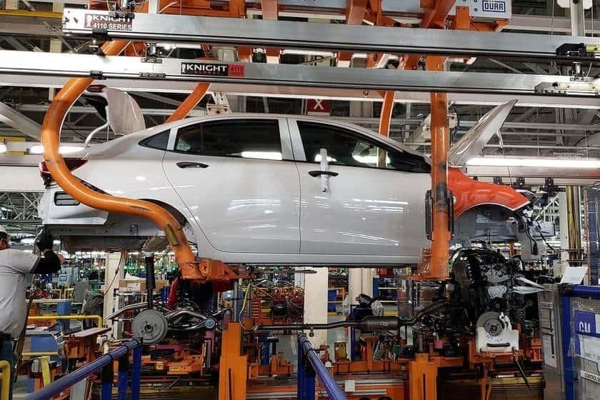 Prevén año récord en producción de autos y refacciones