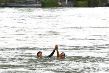 Se ba&ntilde;a en el Sena ministra francesa de deportes