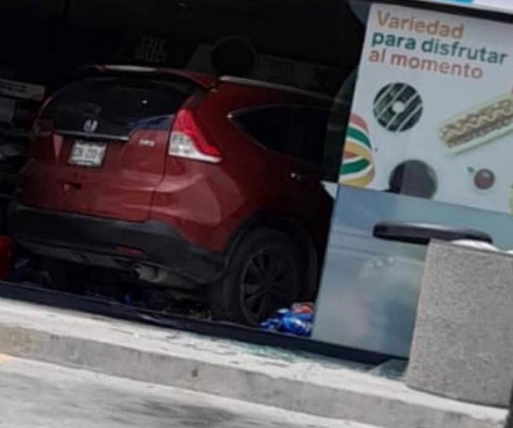 Conductora mete camioneta en tienda de conveniencia