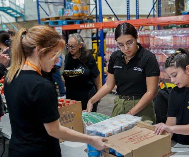 Entrega comunidad UDEM donativo para familias del sur de Nuevo León