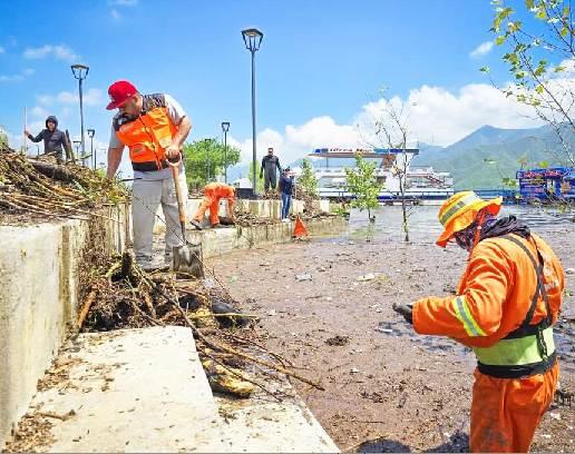 Realizan labores de limpieza y desazolve en Presa La Boca