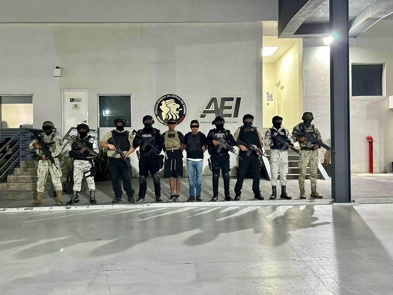 En dos operativos en conjunto, el Grupo de Coordinación para la Seguridad de Nuevo León, arrestó a dos hombres presuntos miembros de un grupo criminal con presencia nacional, en la Colonia Valle de Vaquerías, el domingo en el municipio de Juárez.